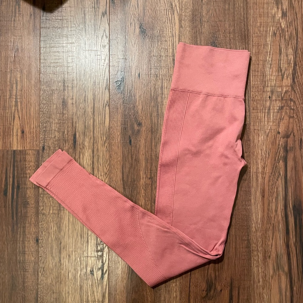 PINK SEAMLESS ATHLETIC LEGGINGS